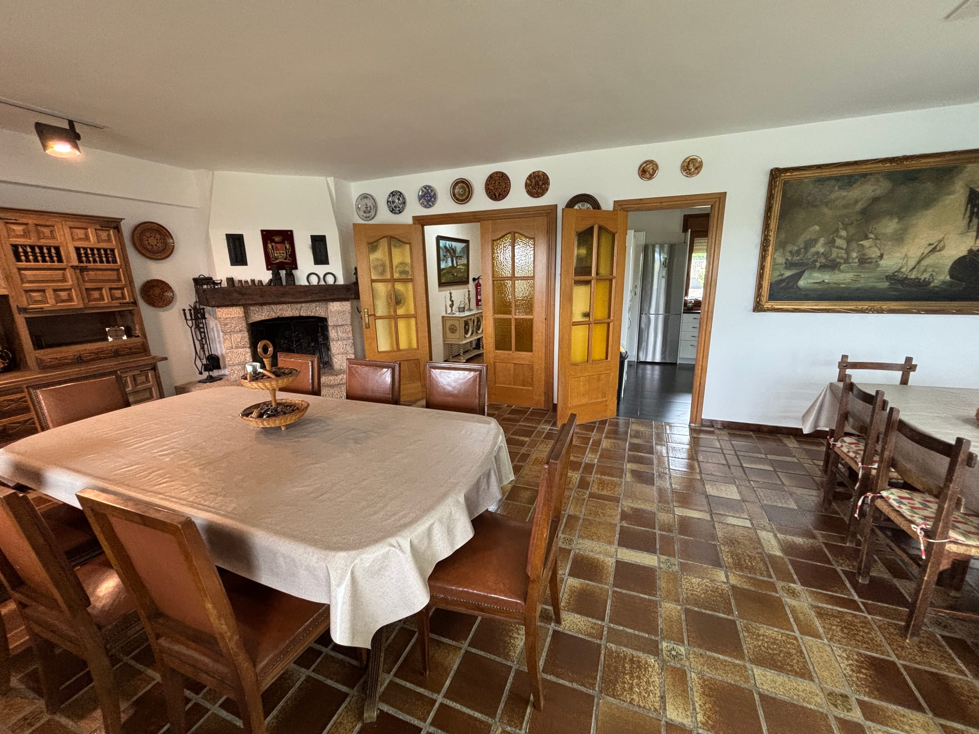 Comedor con chimenea