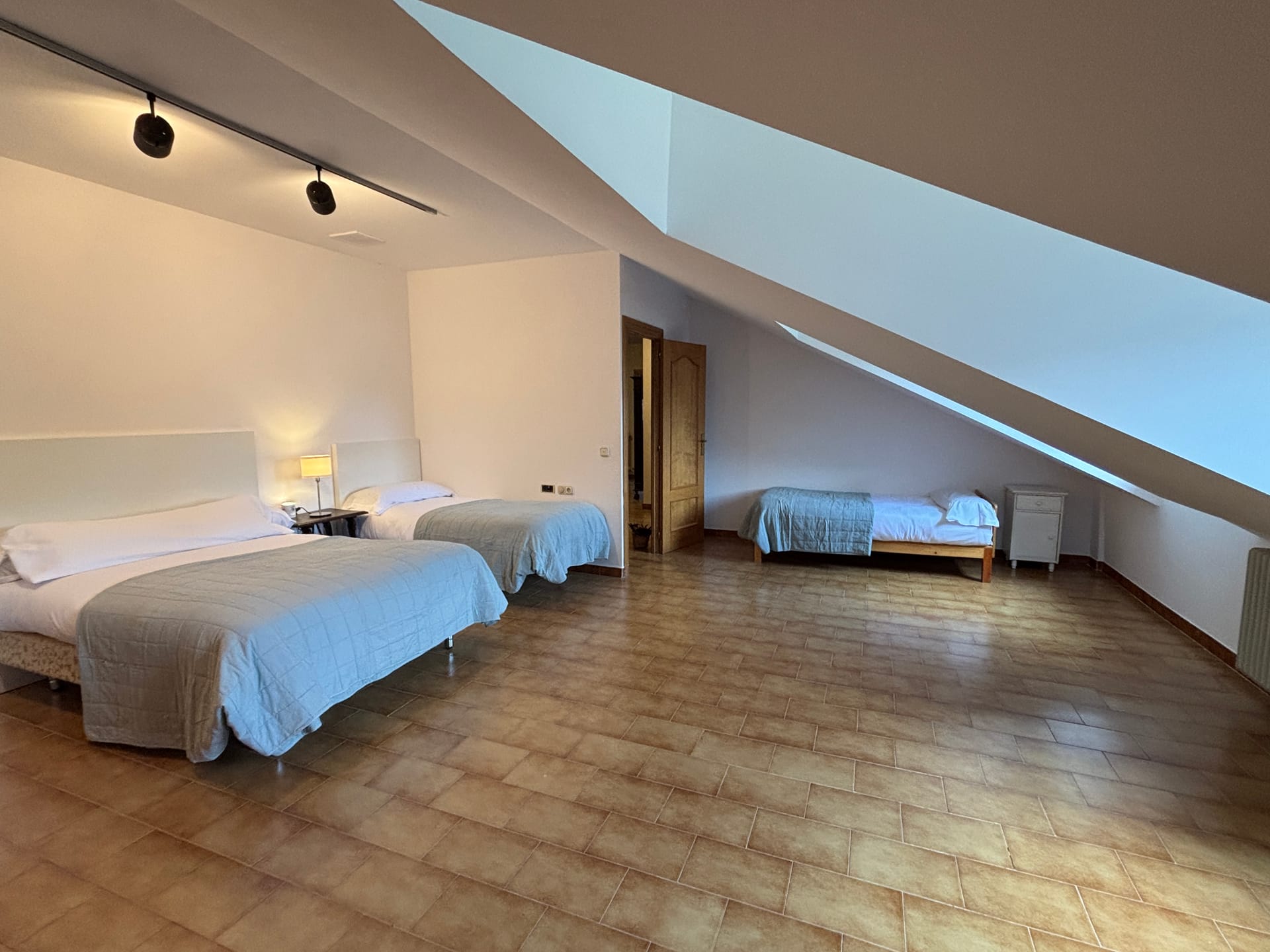 Habitación amplia con varias camas