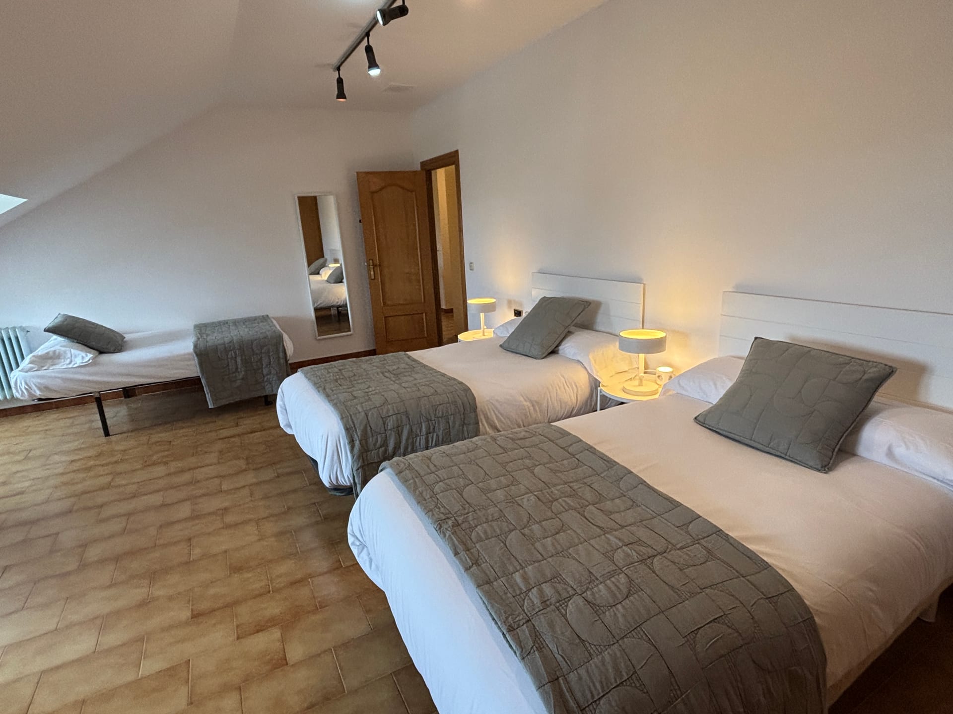 Dormitorio con tres camas